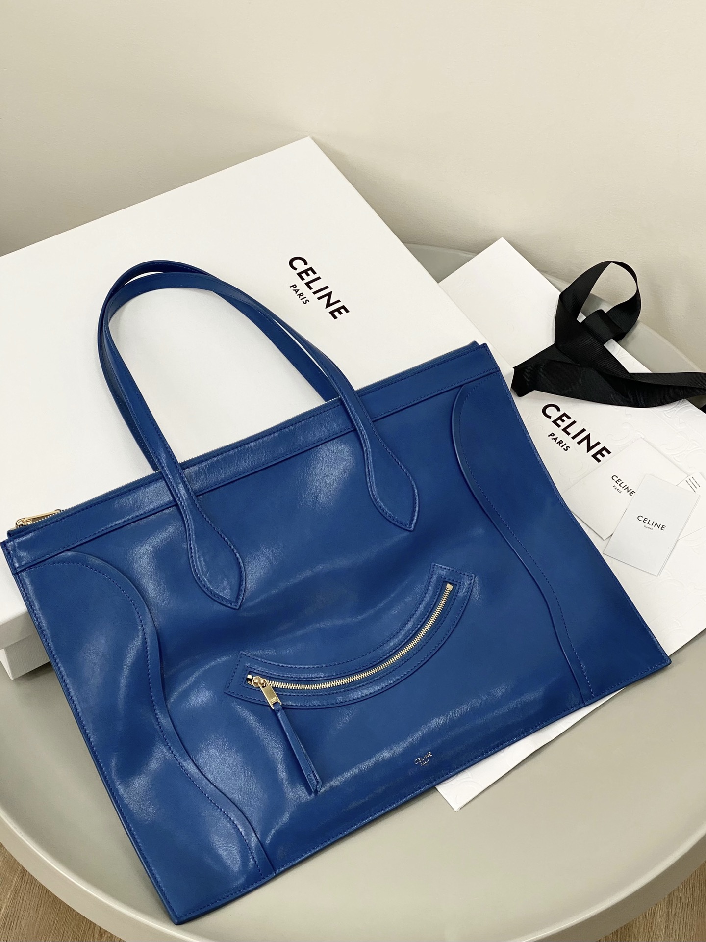 셀린느 백 송아지 가죽 플랫 카바스 울트라 123963GW4  31.5×0.5×44.5cm
